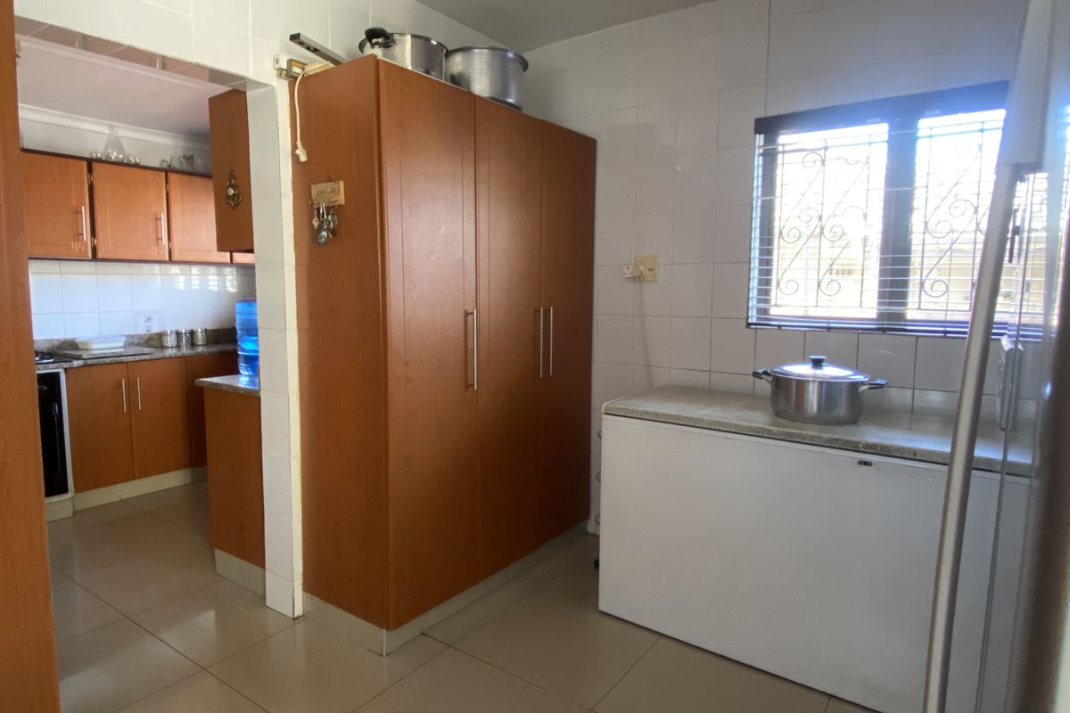 6 Bedroom House For Sale in Shallcross - Photo 2