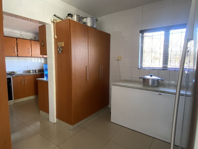 6 Bedroom House For Sale in Shallcross - Photo 2