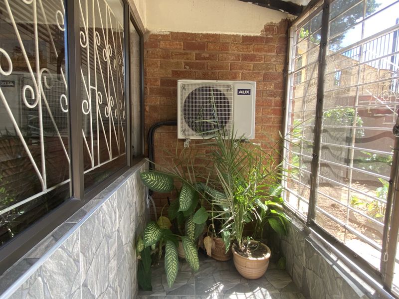 6 Bedroom House For Sale in Shallcross - Photo 10