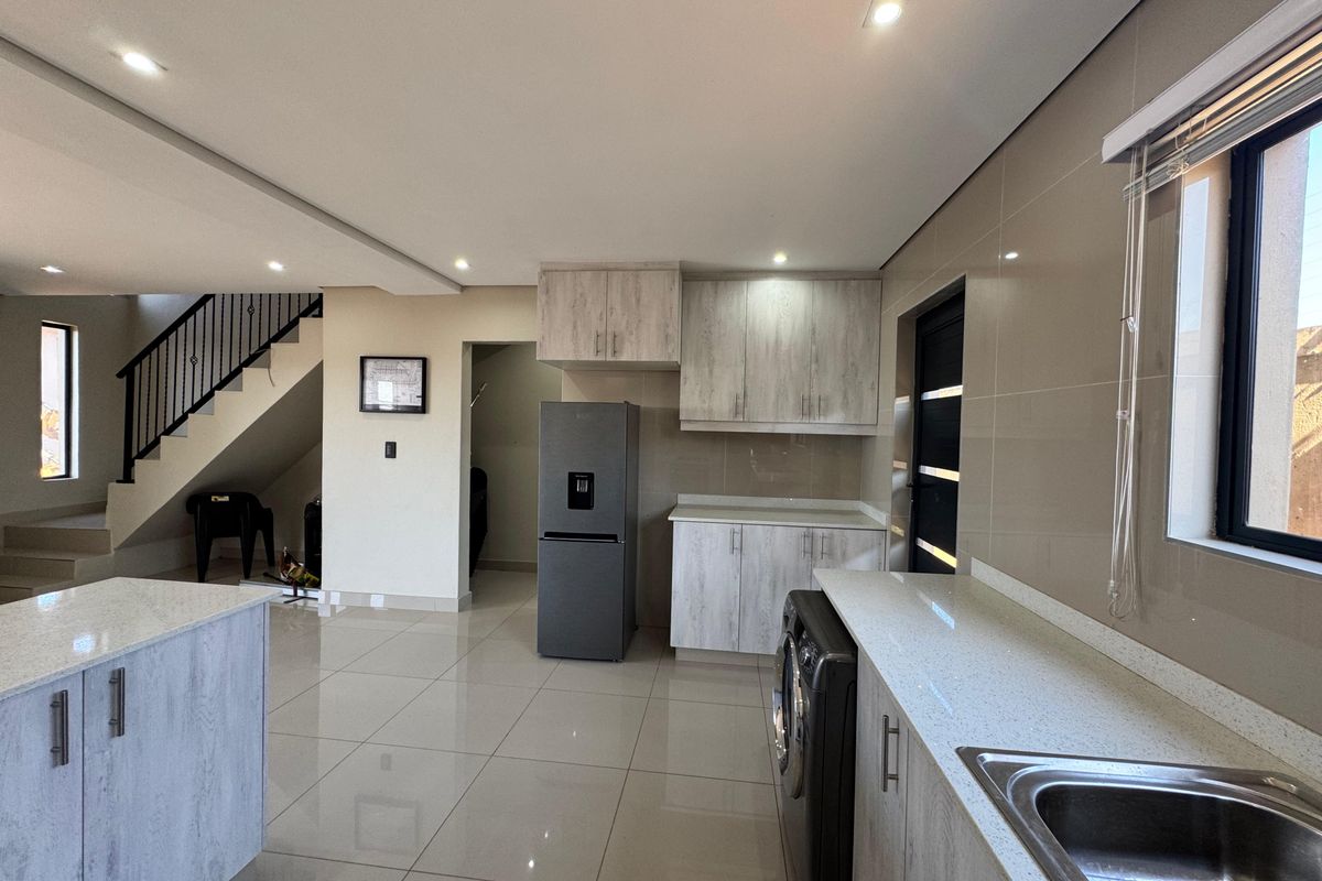 New Upmarket Development - Three Bed Duet's for Rent. - Photo 5