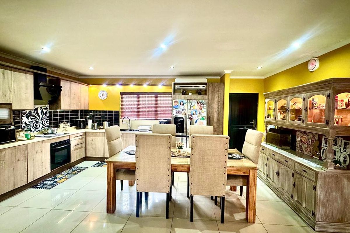 Townhouse For Sale In Mount Edgecombe - Photo 4