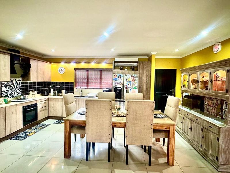 Townhouse For Sale In Mount Edgecombe - Photo 4