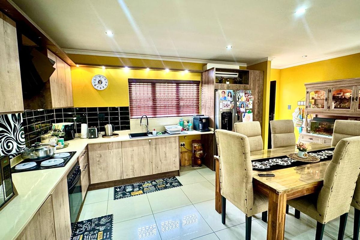 Townhouse For Sale In Mount Edgecombe - Photo 3