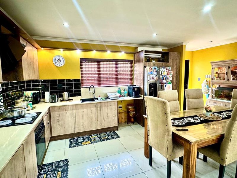 Townhouse For Sale In Mount Edgecombe - Photo 3
