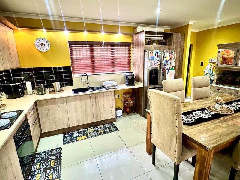 Townhouse For Sale In Mount Edgecombe - Photo 7