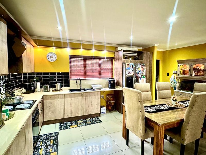 Townhouse For Sale In Mount Edgecombe - Photo 6