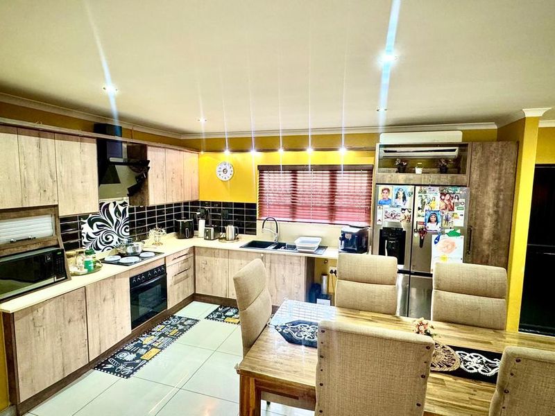 Townhouse For Sale In Mount Edgecombe - Photo 5