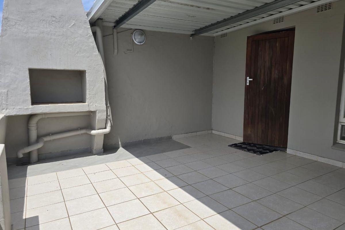 Prime Property presents this stunning 3-bedroom duplex in UMhlanga Central - Photo 3