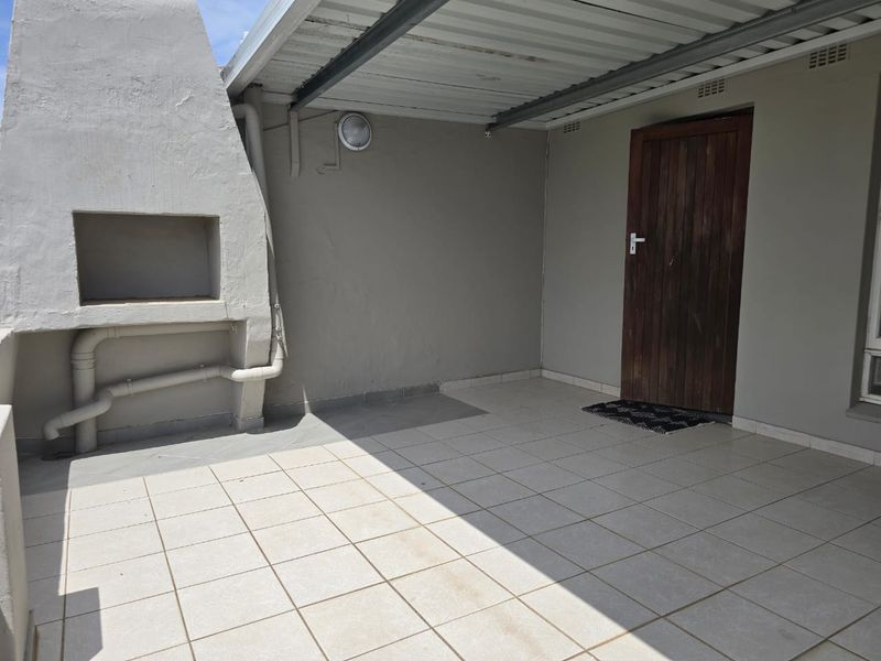 Prime Property presents this stunning 3-bedroom duplex in UMhlanga Central - Photo 3