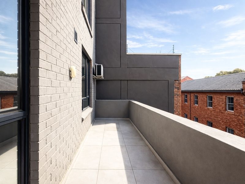 Stylish 2-bed Dual-Balcony Apartment in the Heart of De Waterkant. - Photo 3