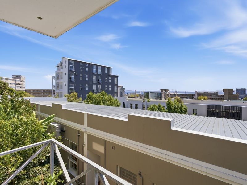 Panoramic Views with Secure City Living in De Waterkant. - Photo 5
