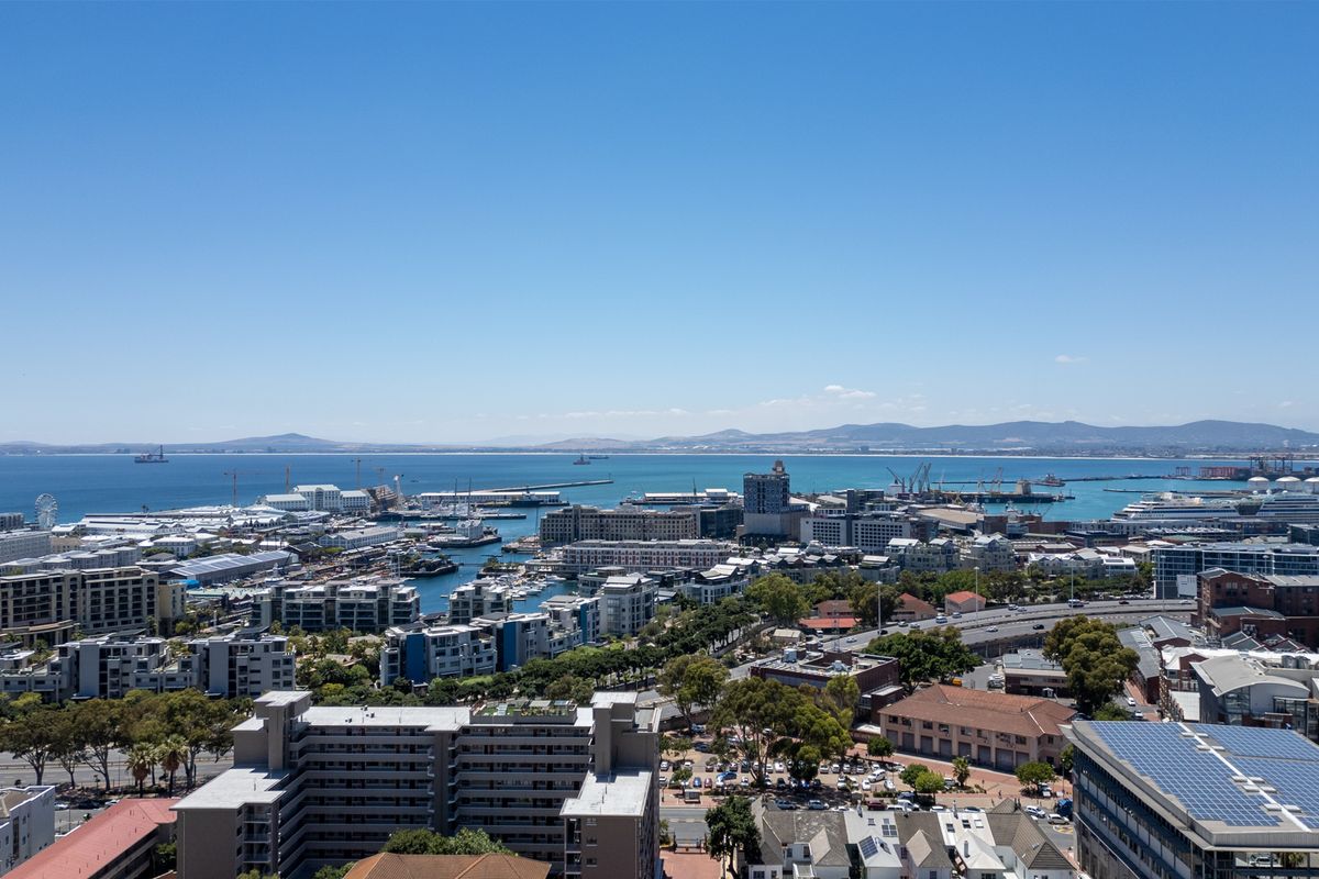 Neat 2-bedroom apartment in PRIME location with amazing views! - Photo 2