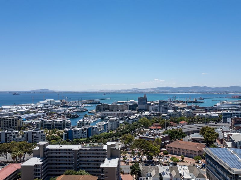 Panoramic Views with Secure City Living in De Waterkant. - Photo 2