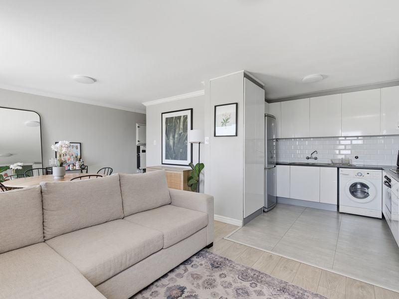 Panoramic Views with Secure City Living in De Waterkant. - Photo 10