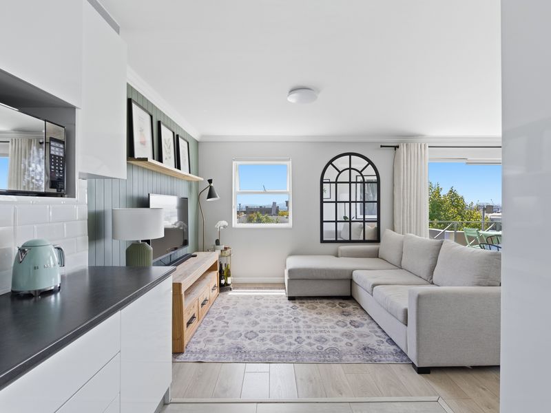 Panoramic Views with Secure City Living in De Waterkant. - Photo 9