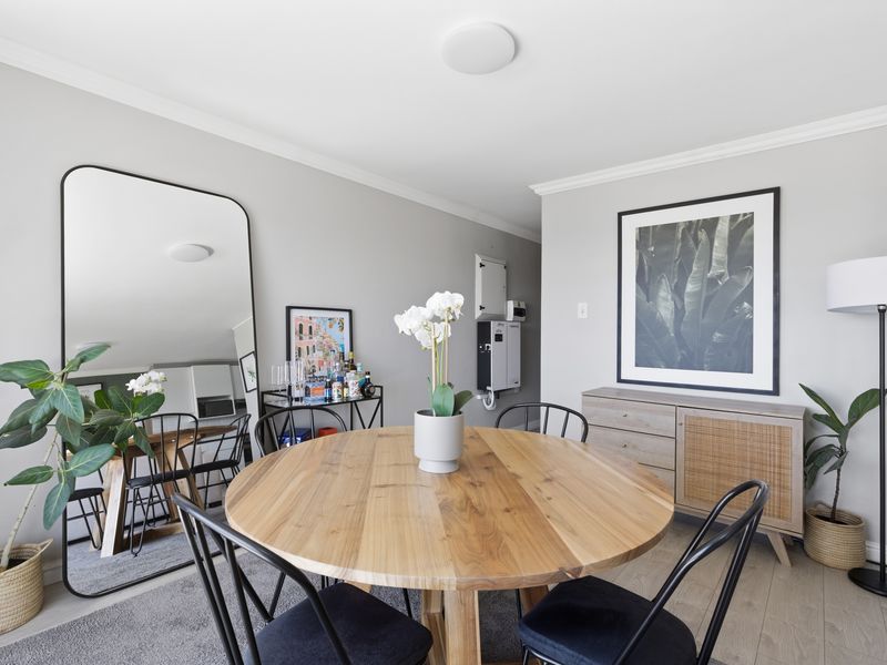 Panoramic Views with Secure City Living in De Waterkant. - Photo 8