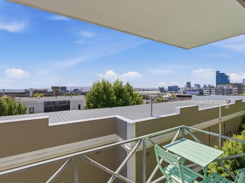 Panoramic Views with Secure City Living in De Waterkant. - Photo 4