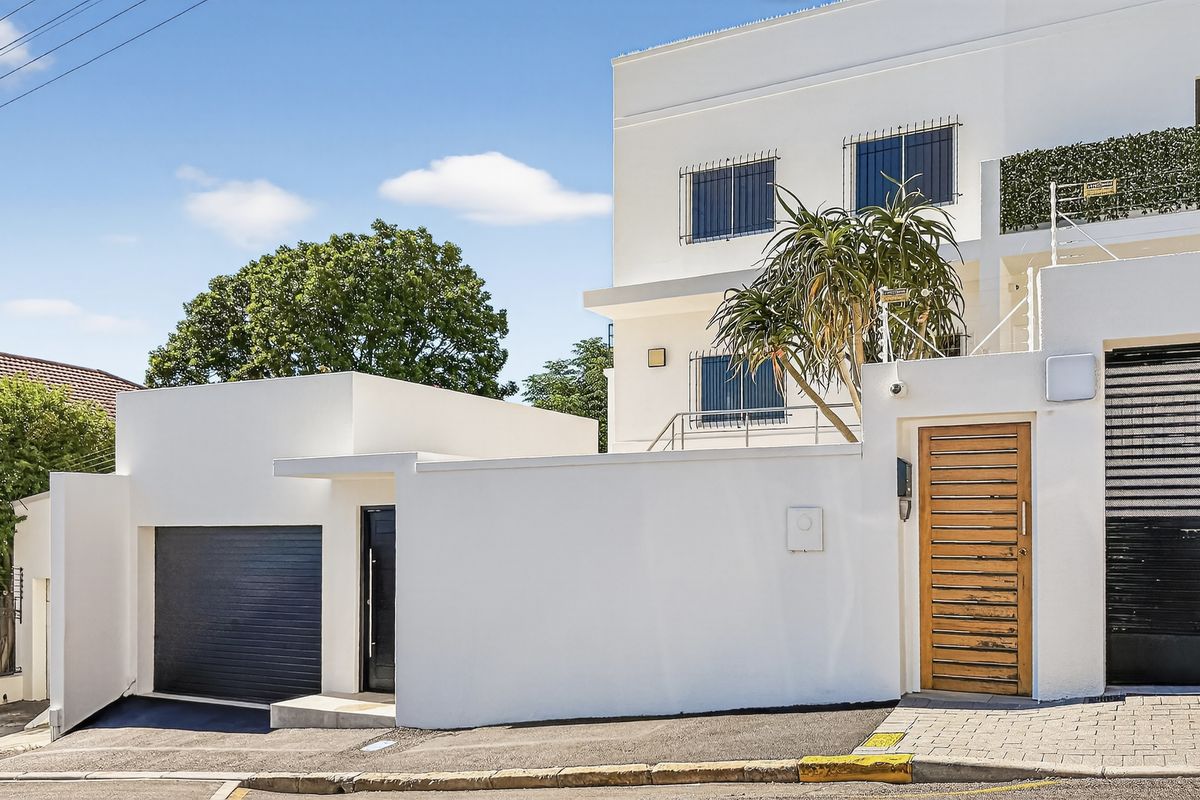 Immaculate Sea Point House with Pool, Garage & Timeless Architectural Charm. - Photo 2