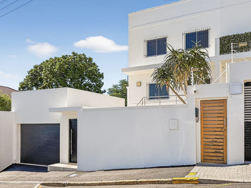 Immaculate Sea Point House with Pool, Garage & Timeless Architectural Charm. - Photo 2