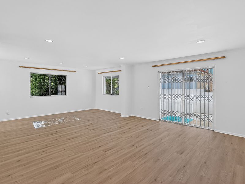 Immaculate Sea Point House with Pool, Garage & Timeless Architectural Charm. - Photo 9