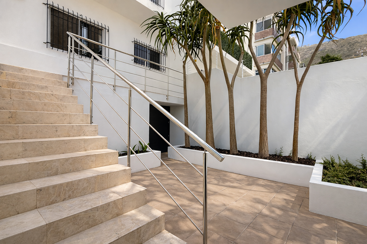Immaculate Sea Point House with Pool, Garage & Timeless Architectural Charm. - Photo 5