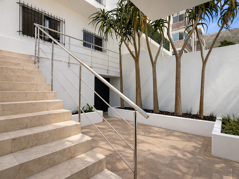 Immaculate Sea Point House with Pool, Garage & Timeless Architectural Charm. - Photo 5