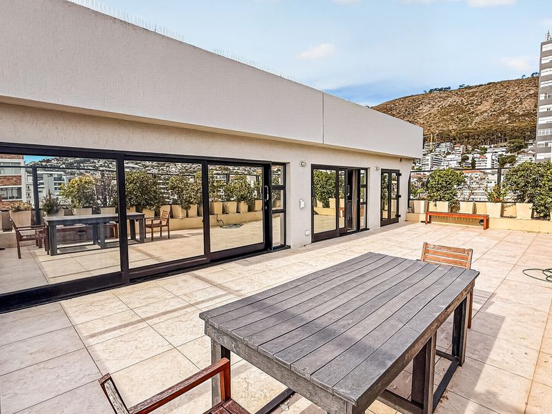 Penthouse Living with Iconic Views and Rooftop Entertaining - Photo 4