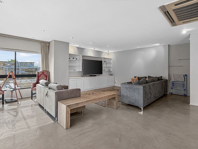 Penthouse Living with Iconic Views and Rooftop Entertaining - Photo 10