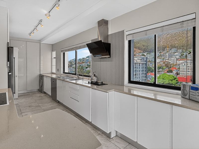 Penthouse Living with Iconic Views and Rooftop Entertaining - Photo 7