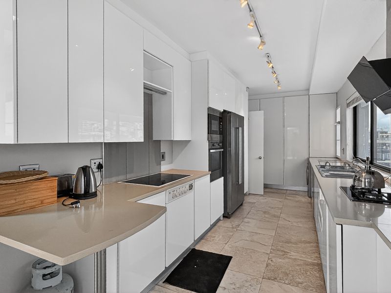 Penthouse Living with Iconic Views and Rooftop Entertaining - Photo 8