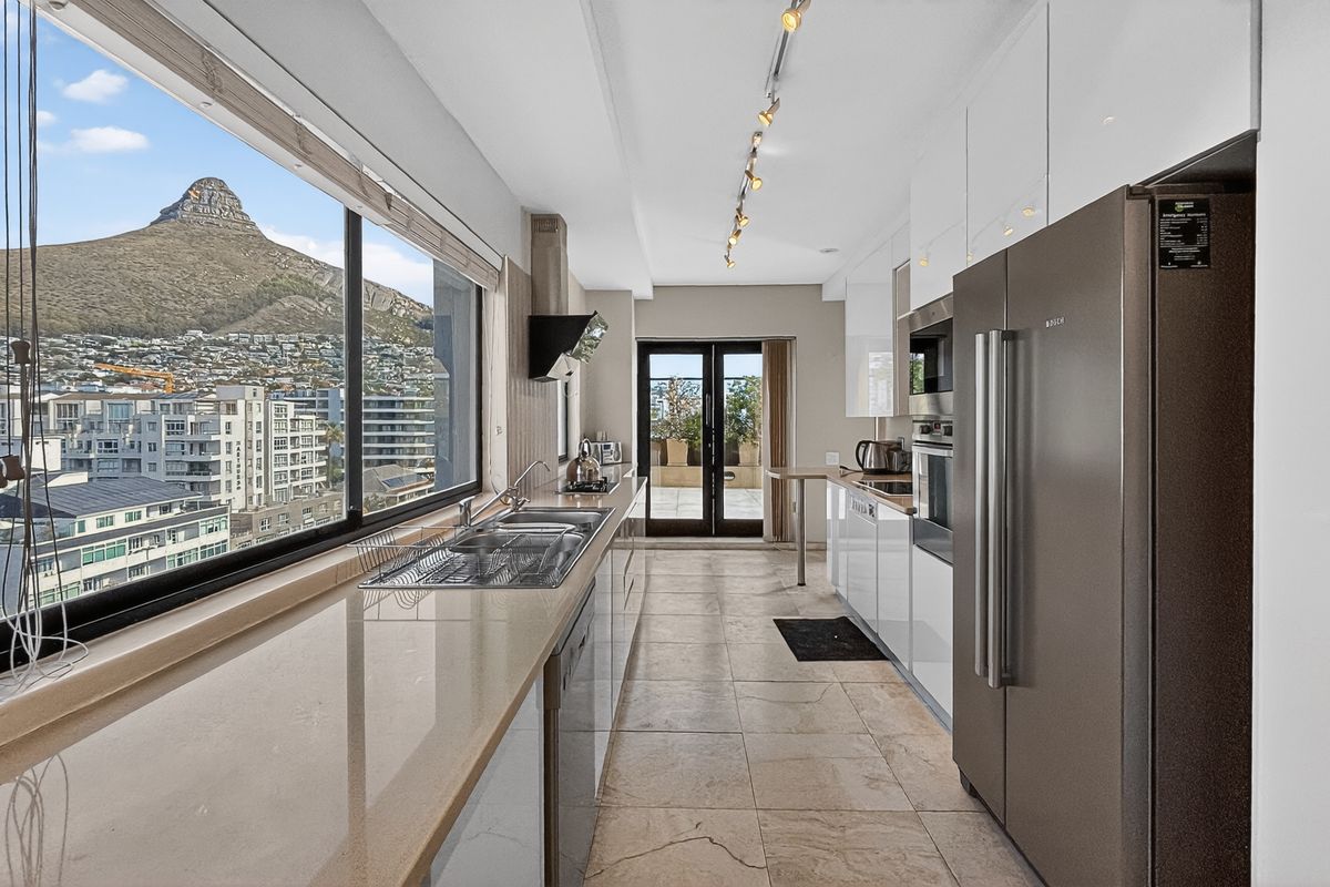 Penthouse Living with Iconic Views and Rooftop Entertaining - Photo 5