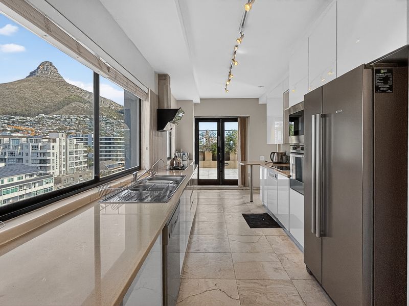 Penthouse Living with Iconic Views and Rooftop Entertaining - Photo 5