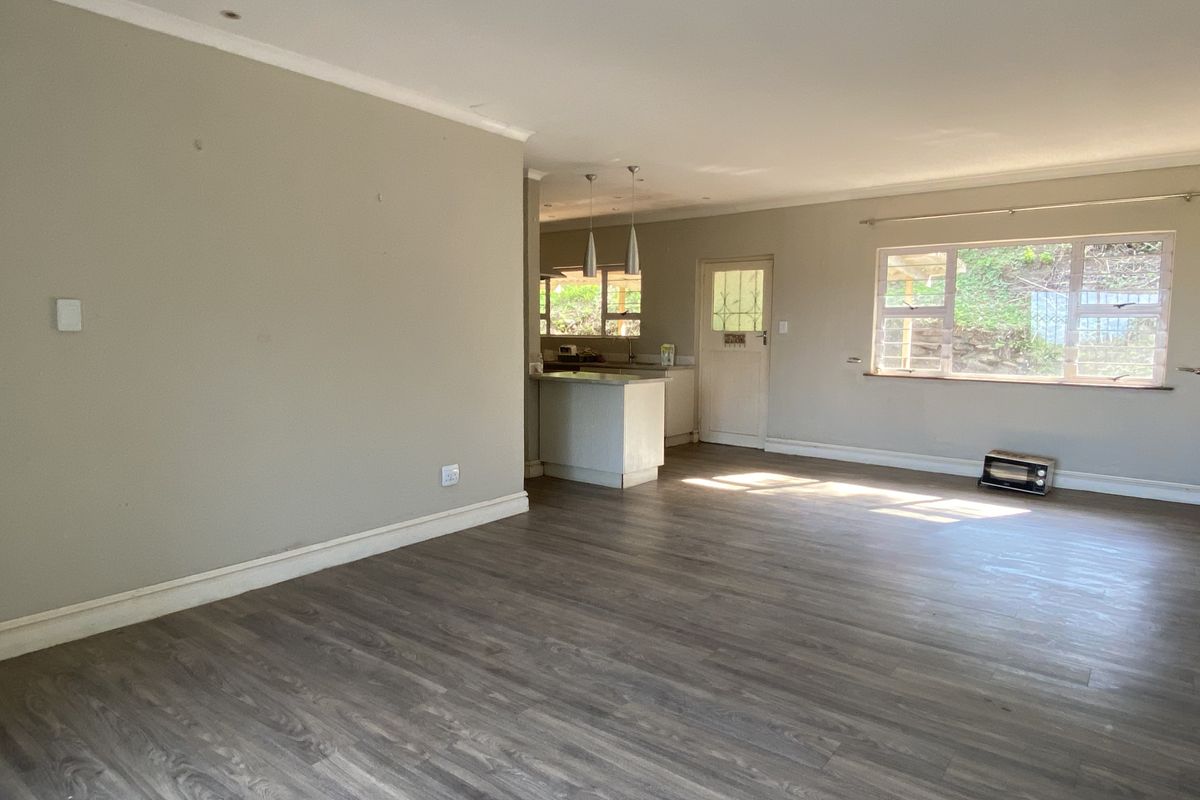 3 Bedroom House for Sale in Queensburgh - Photo 2