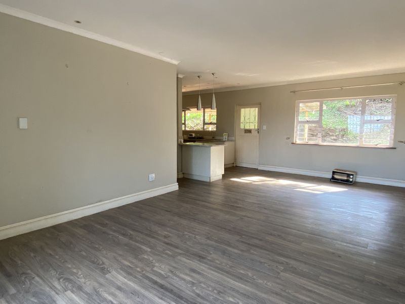 3 Bedroom House for Sale in Queensburgh - Photo 2