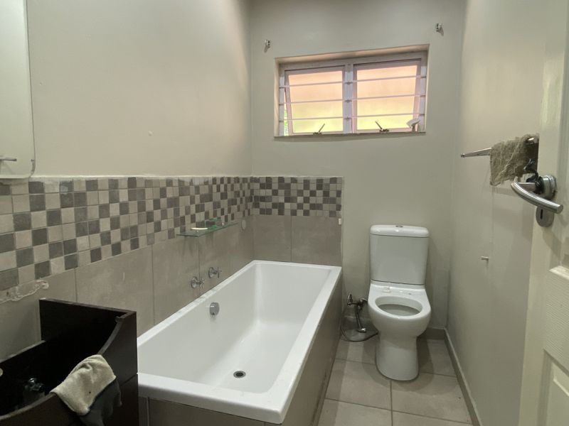 3 Bedroom House for Sale in Queensburgh - Photo 10