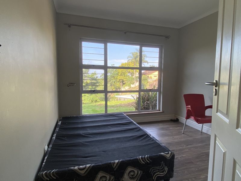 3 Bedroom House for Sale in Queensburgh - Photo 9