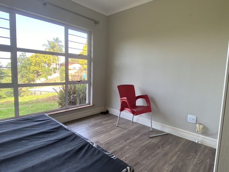 3 Bedroom House for Sale in Queensburgh - Photo 8