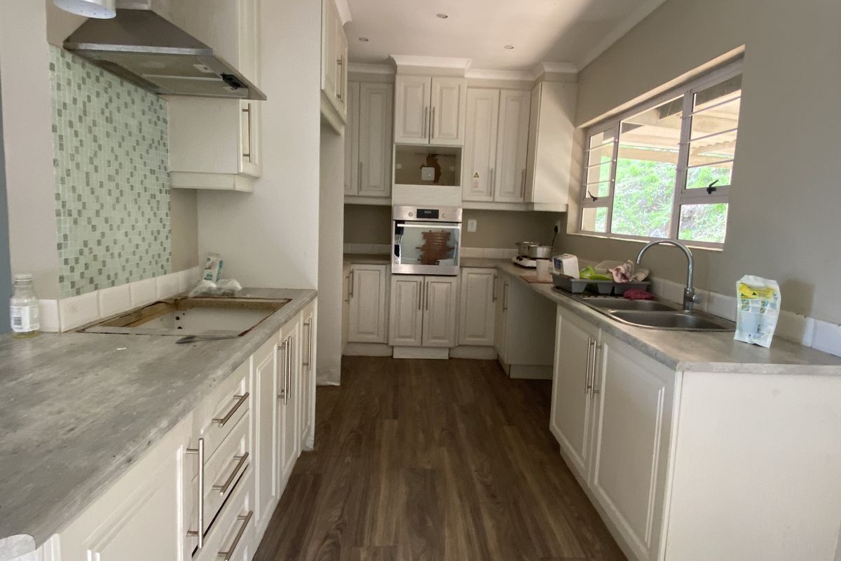 3 Bedroom House for Sale in Queensburgh - Photo 4