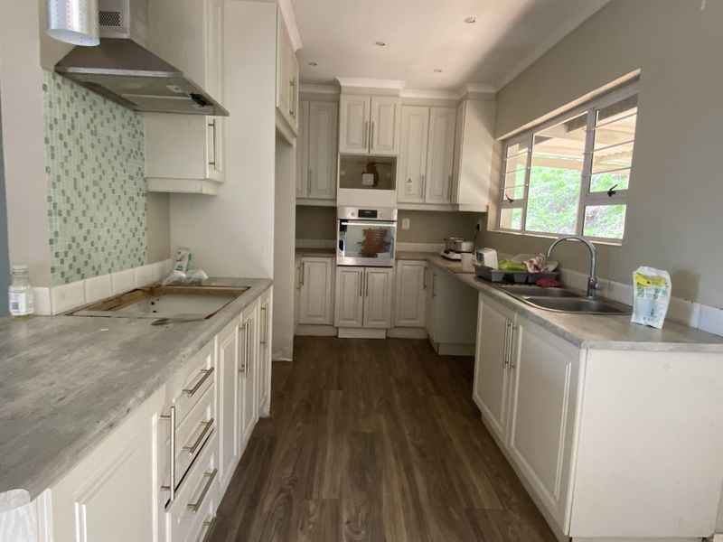 3 Bedroom House for Sale in Queensburgh - Photo 4