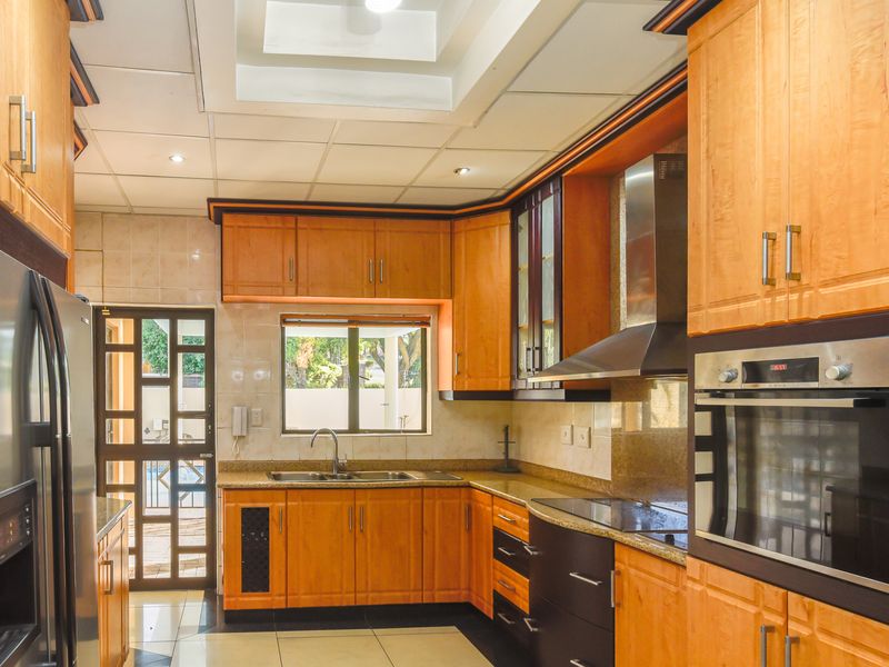 Exquisite 5-Bedroom Family Home with Premium Features - Photo 10