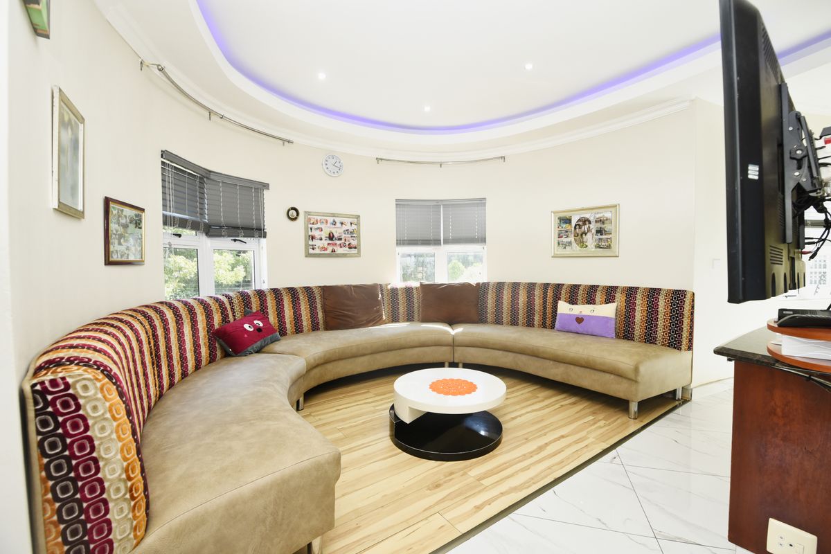 Luxury Living Redefined – Expansive 4 Bedroom, 4.5 Bathroom Home with Premium Extras - Photo 4