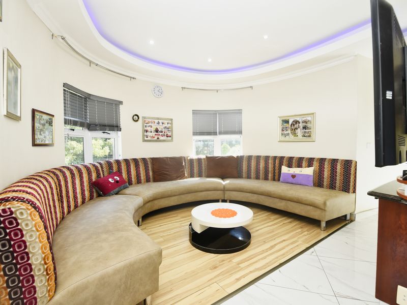 Luxury Living Redefined – Expansive 4 Bedroom, 4.5 Bathroom Home with Premium Extras - Photo 4