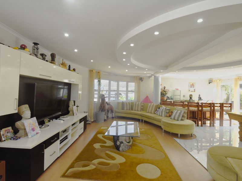 Luxury Living Redefined – Expansive 4 Bedroom, 4.5 Bathroom Home with Premium Extras - Photo 3