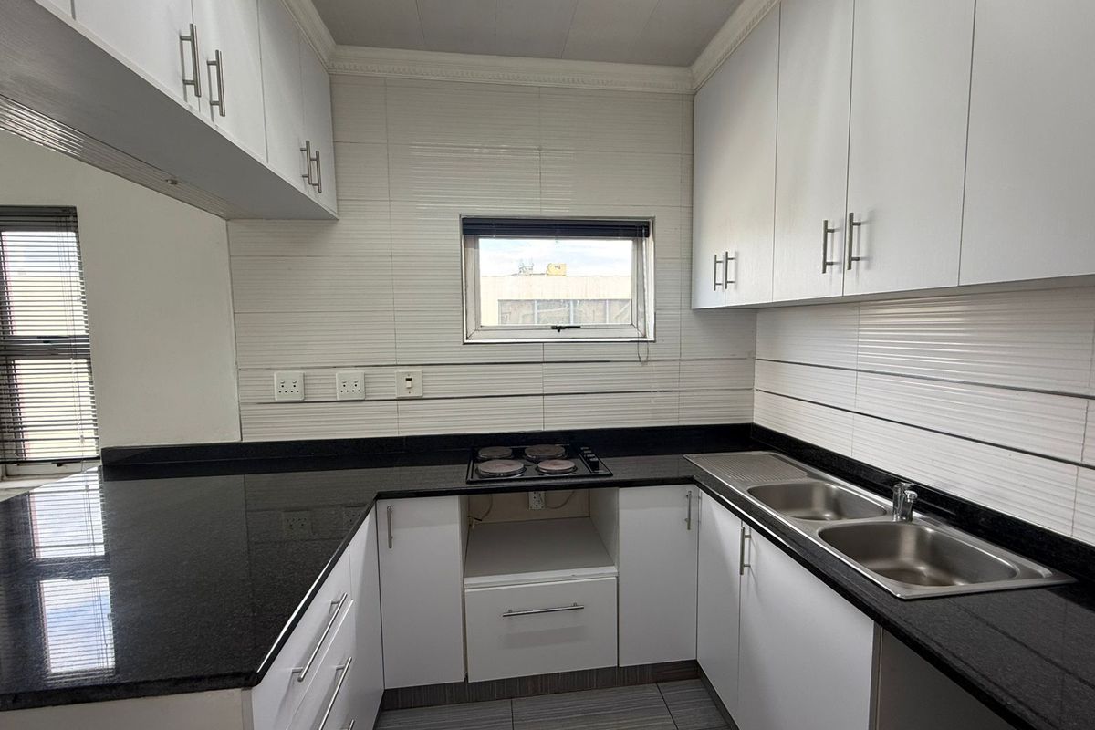 Newly Renovated Apartment with Harbour Views in Prime Musgrave Location - Photo 3