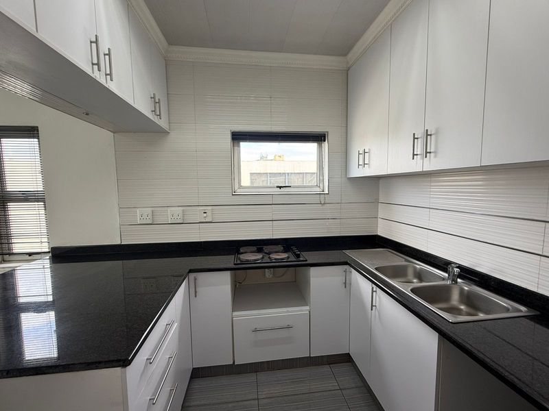 Newly Renovated Apartment with Harbour Views in Prime Musgrave Location - Photo 3