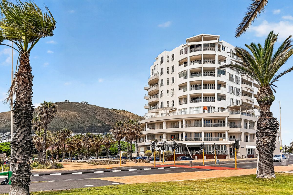 Refined Living with Iconic Cape Town Views & a Spacious Home! - Photo 3