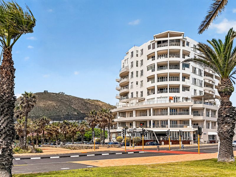 Refined Living with Iconic Cape Town Views & a Spacious Home! - Photo 3