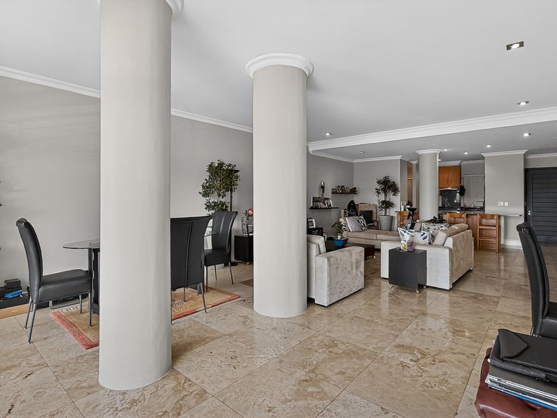 Refined Living with Iconic Cape Town Views & a Spacious Home! - Photo 9