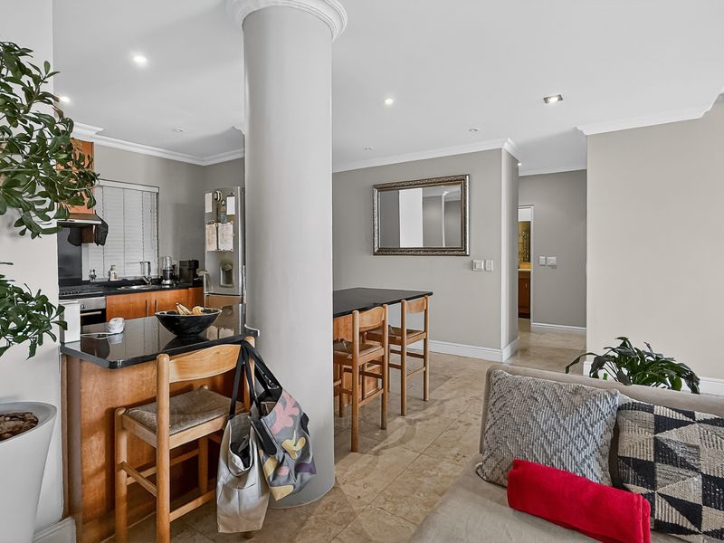 Refined Living with Iconic Cape Town Views & a Spacious Home! - Photo 10