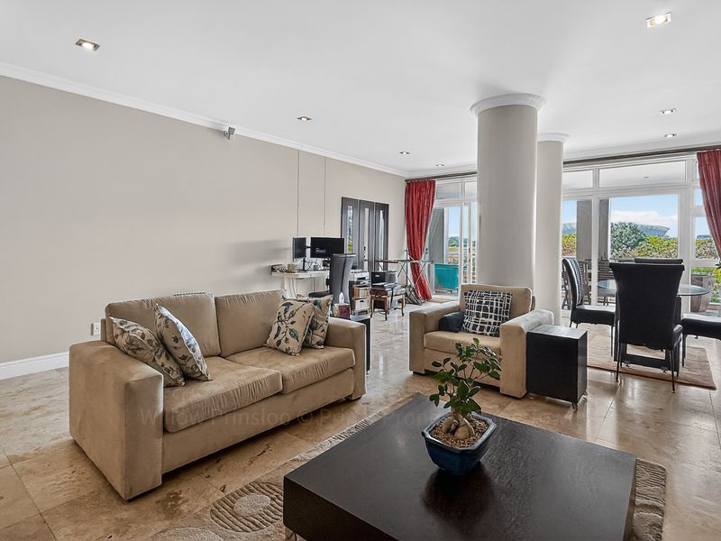 Refined Living with Iconic Cape Town Views & a Spacious Home! - Photo 8